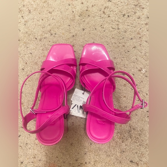 ZARA NEON PINK STRAPPY CHUNKY PLATFORM
HEELED SANDALS SIZE 8 NWT - Picture 9 of 16